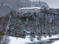 Schloß Hohenaschau über winterlicher Prien